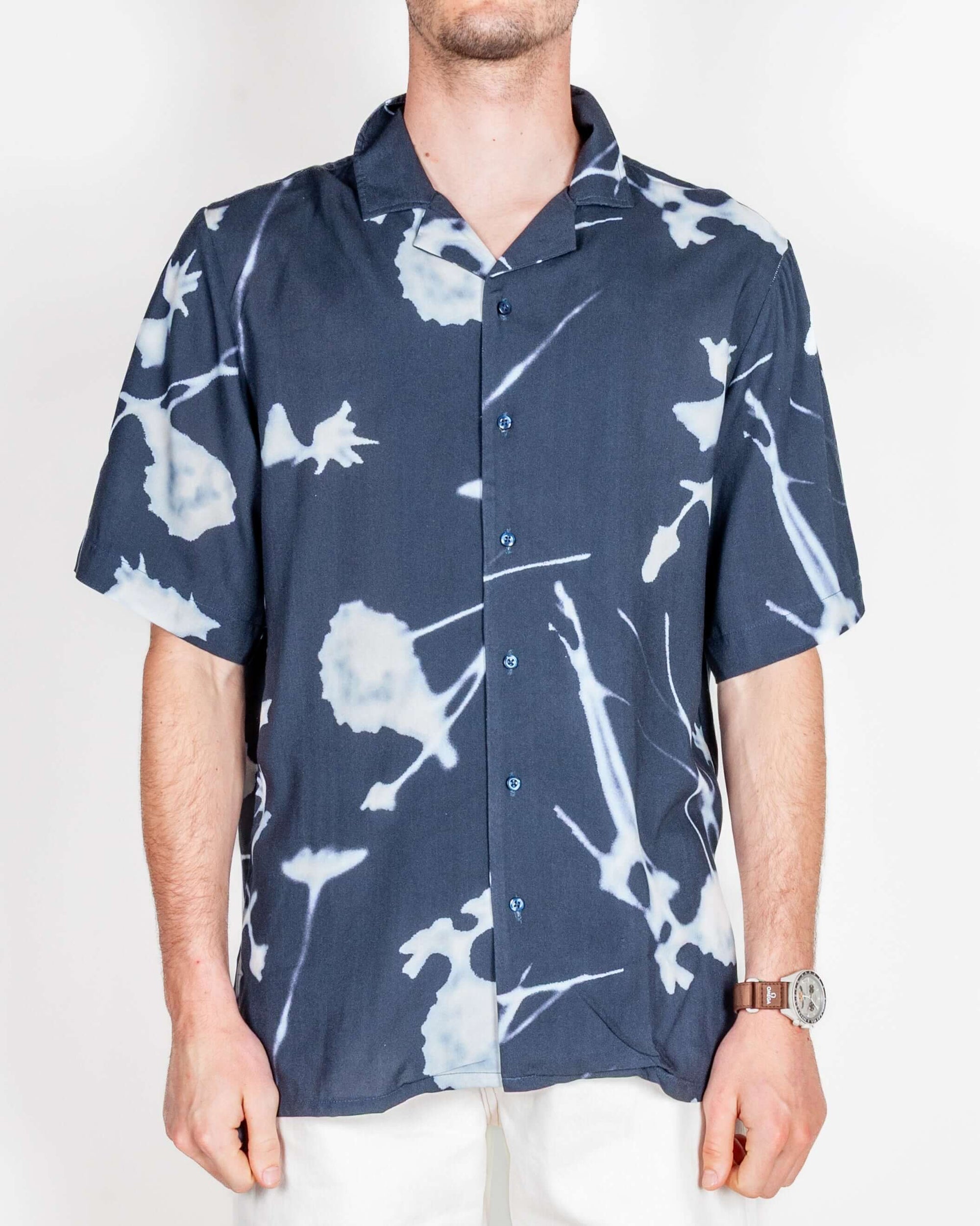 Camicia Viscosa manica corta collo bowling Why Not Brand Art CF20 indossata da modello in taglia L