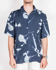 Camicia Viscosa manica corta collo bowling Why Not Brand Art CF20 indossata da modello in taglia L
