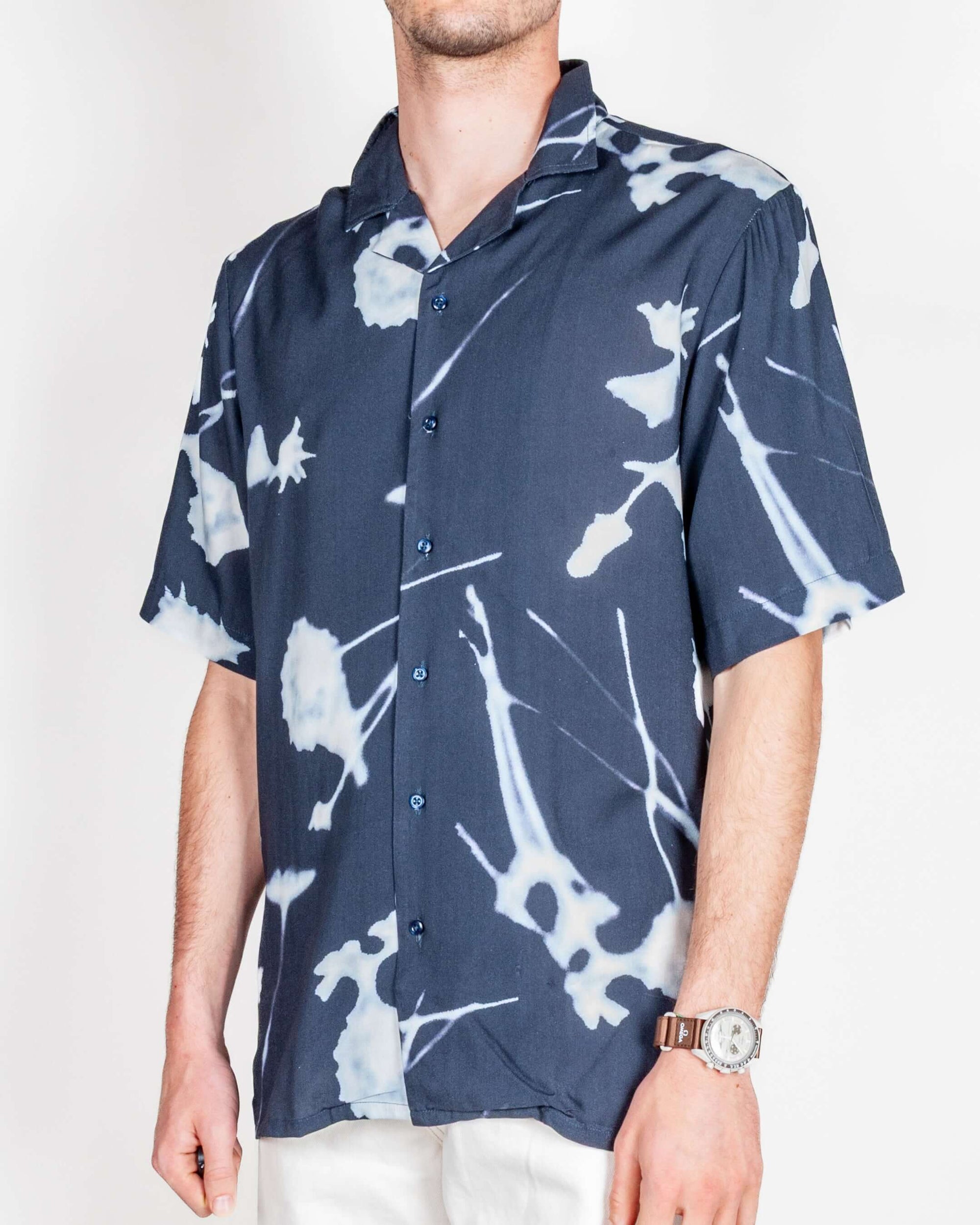 Camicia Viscosa manica corta collo bowling Why Not Brand Art indossata da un modello