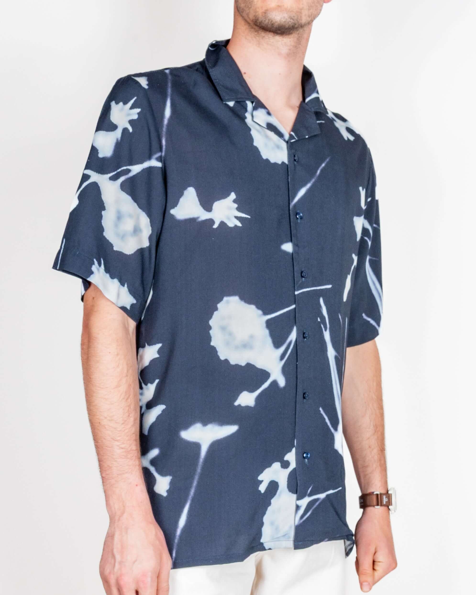 Camicia Viscosa manica corta collo bowling Why Not Brand Art indossata da uomo in tessuto blu con stampa floreale.