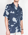 Camicia Viscosa manica corta collo bowling Why Not Brand Art indossata da uomo in tessuto blu con stampa floreale.