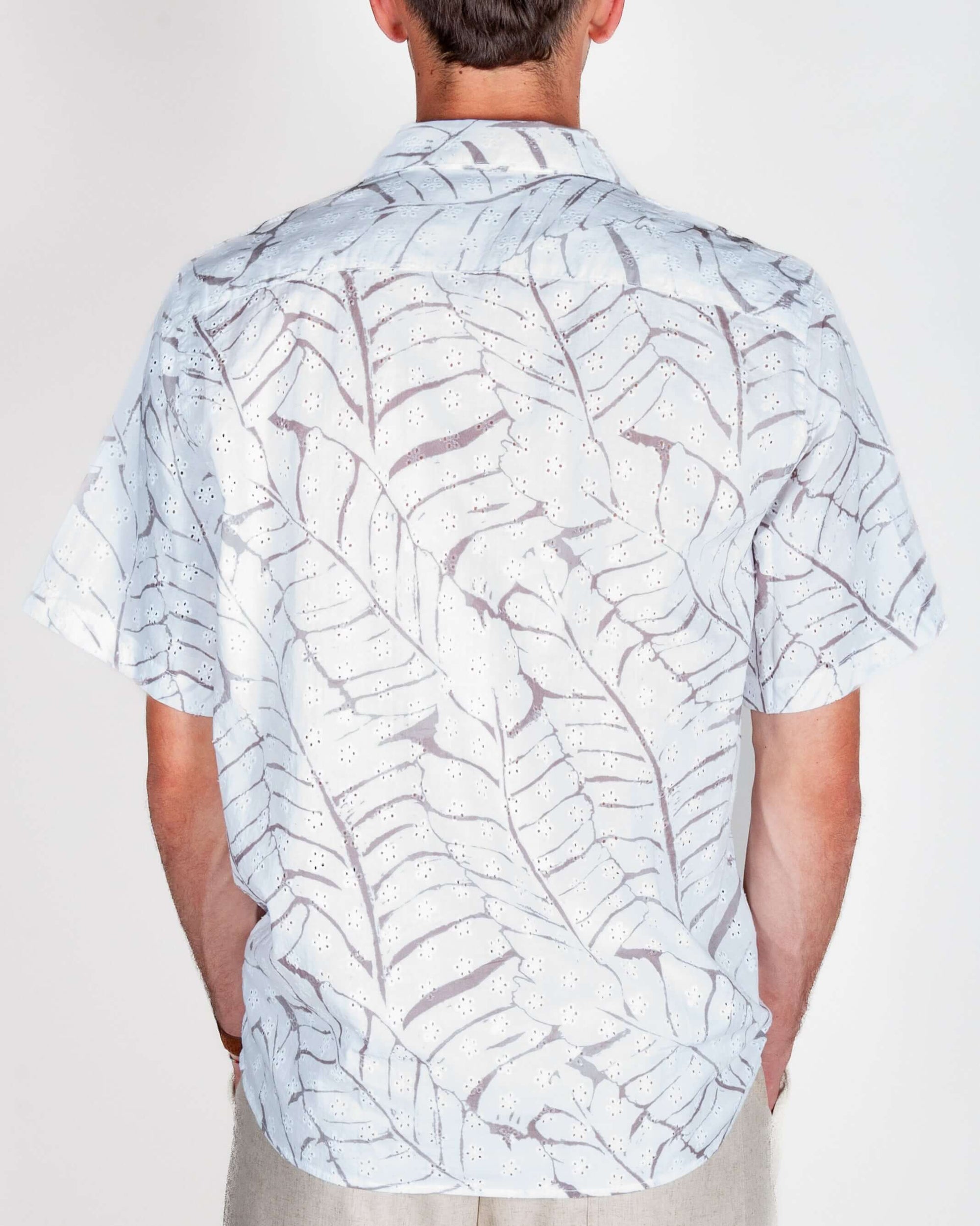 Camicia Viscosa manica corta collo bowling Uomo Imperial Art sul modello, vista posteriore con motivo foglie.