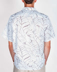 Camicia Viscosa manica corta collo bowling Uomo Imperial Art sul modello, vista posteriore con motivo foglie.