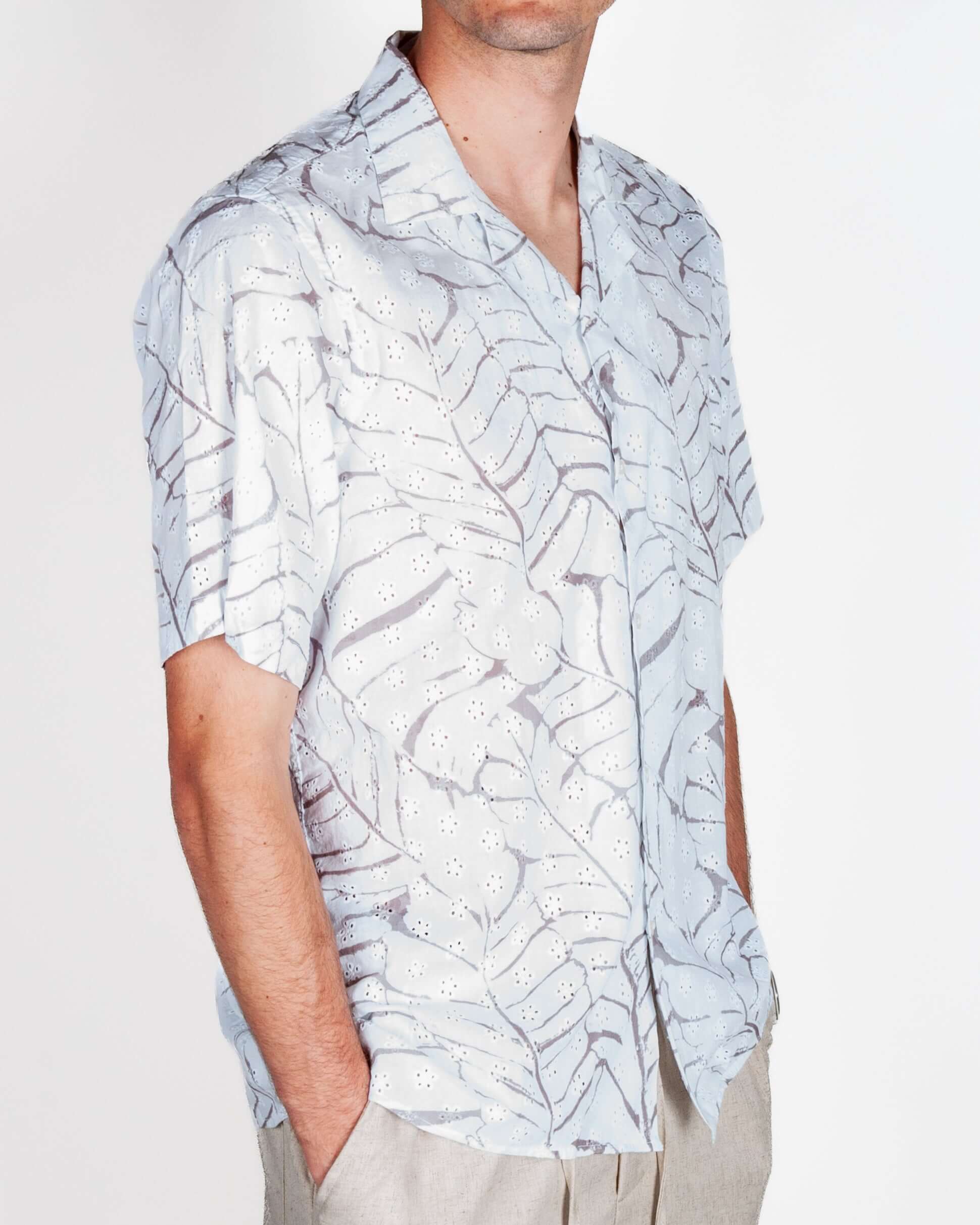 Camicia Viscosa manica corta collo bowling Uomo Imperial Art indossata da un modello con pattern tropicale