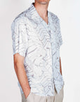 Camicia Viscosa manica corta collo bowling Uomo Imperial Art indossata da un modello con pattern tropicale