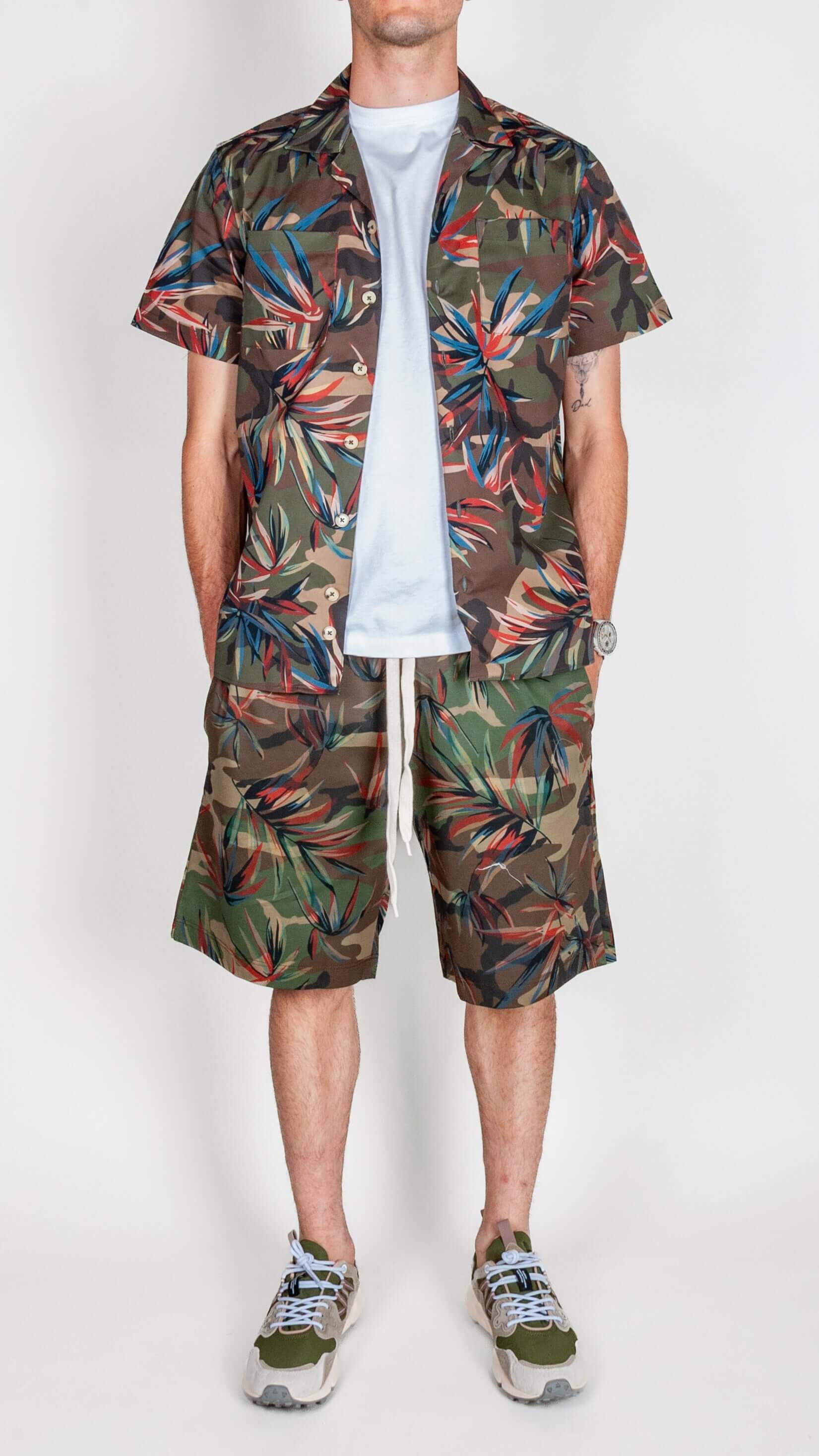 Completo Camou foglie in cotone BL11 indossato da uomo, stampa foglie colorate su fondo camouflage.