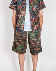 Completo Camou foglie in cotone BL11 indossato da uomo, stampa foglie colorate su fondo camouflage.