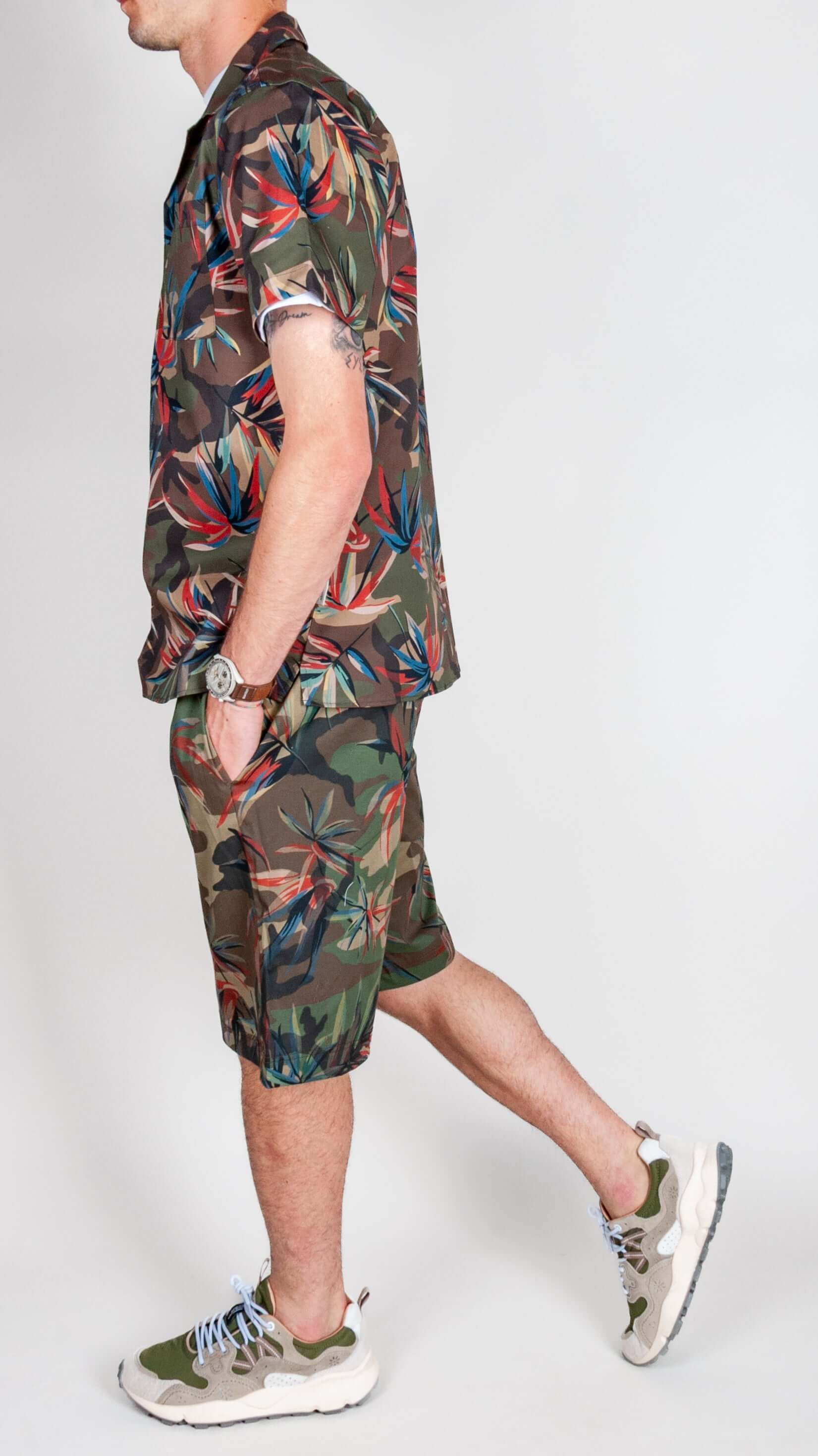 Completo Camou foglie in cotone BL11 indossato da un uomo con scarpe sportive.