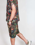 Completo Camou foglie in cotone BL11 indossato da un uomo con scarpe sportive.