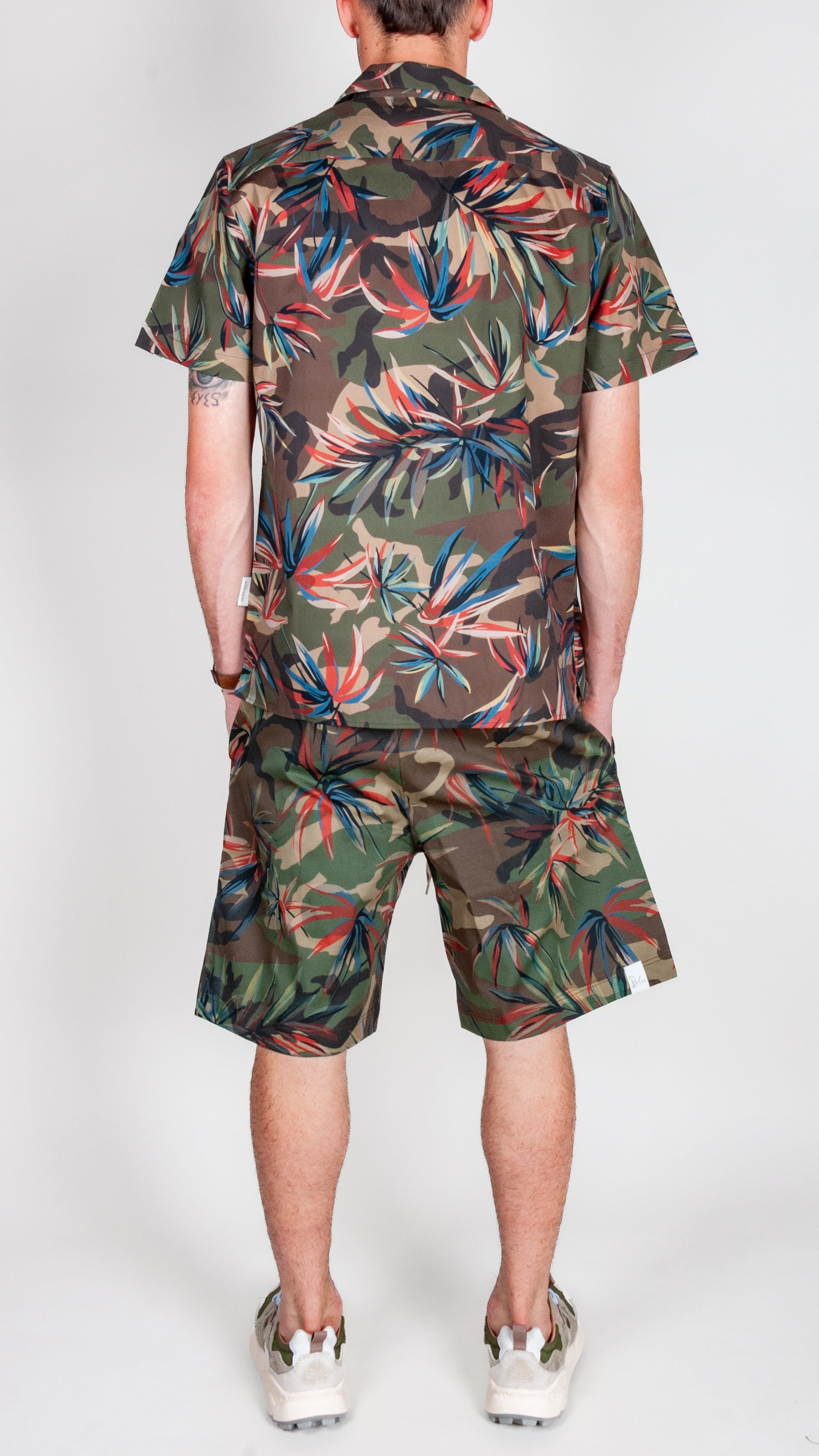 Completo Camou foglie in cotone BL11, outfit estivo con camicia e pantaloni a corto in stile camouflage.