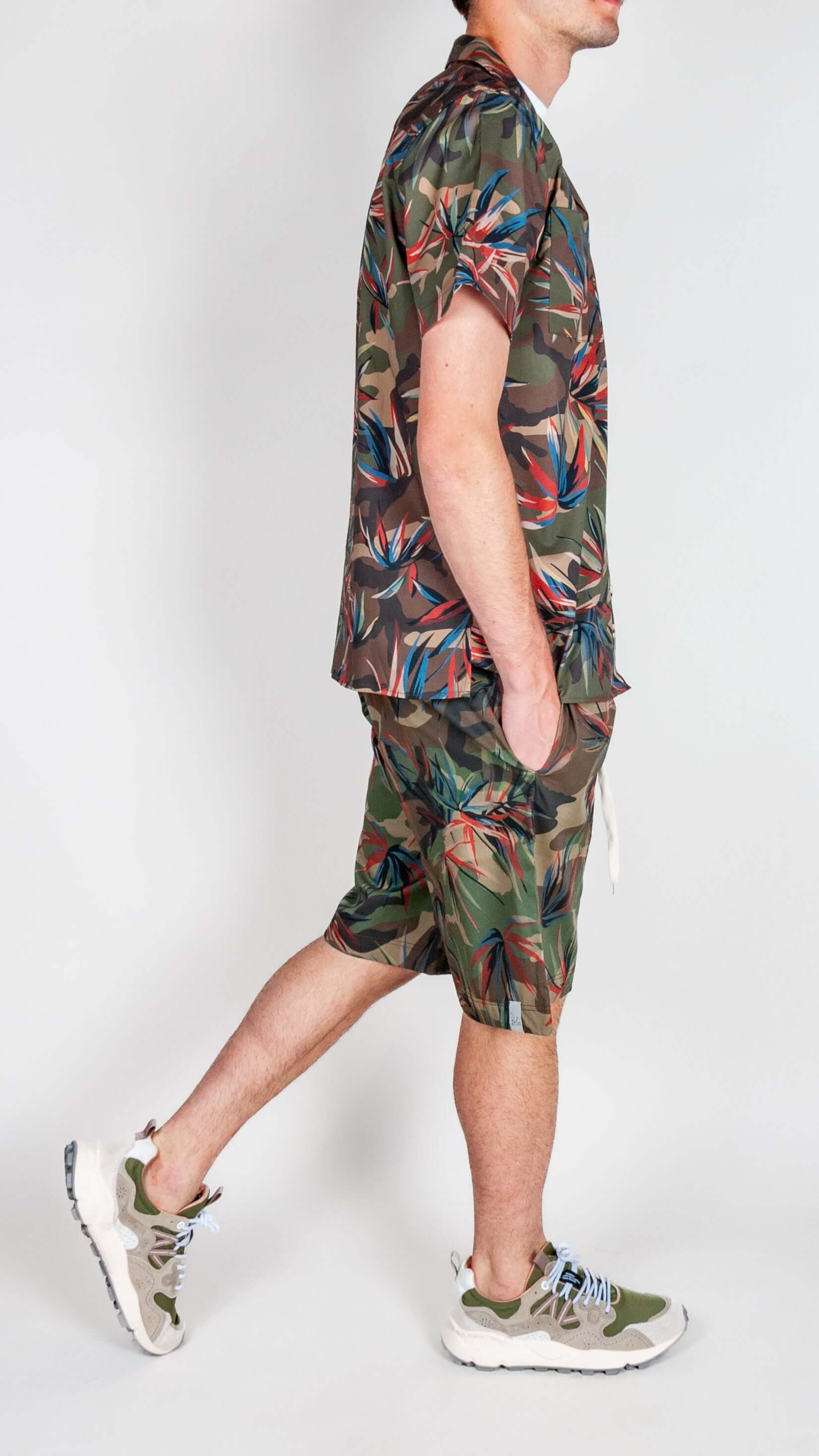 Completo Camou foglie in cotone BL11, outfit estivo con motivi tropicali e sneakers.