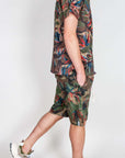Completo Camou foglie in cotone BL11, outfit estivo con motivi tropicali e sneakers.