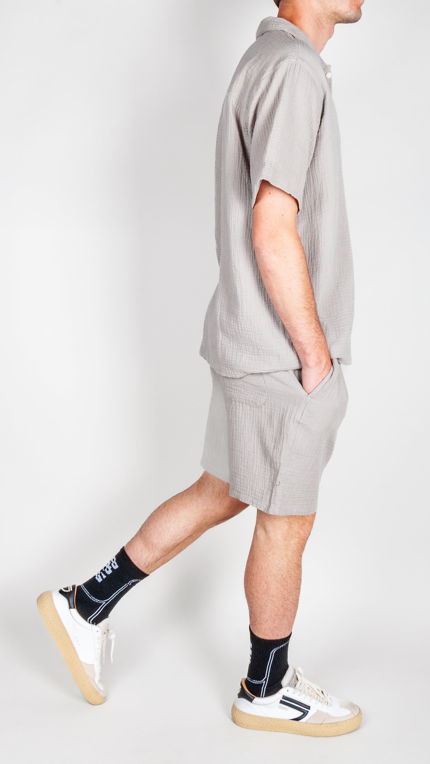 Completo goffrato Jack&amp;Jones worn by a model showcasing the stylish outfit in a side view.