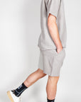 Completo goffrato Jack&Jones worn by a model showcasing the stylish outfit in a side view.