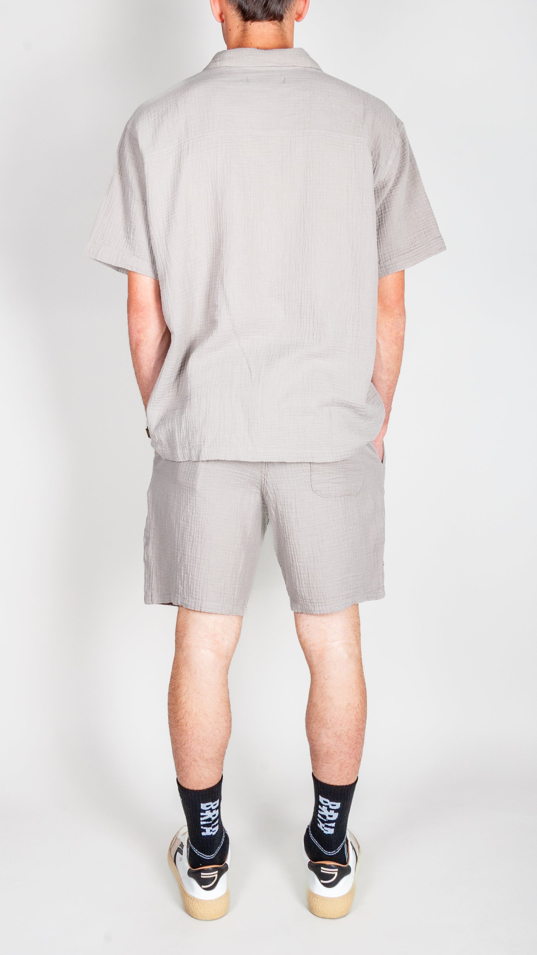 Completo goffrato Jack&amp;Jones worn by a model showing the back view with shorts and a short sleeve shirt.