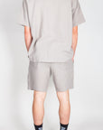 Completo goffrato Jack&Jones worn by a model showing the back view with shorts and a short sleeve shirt.