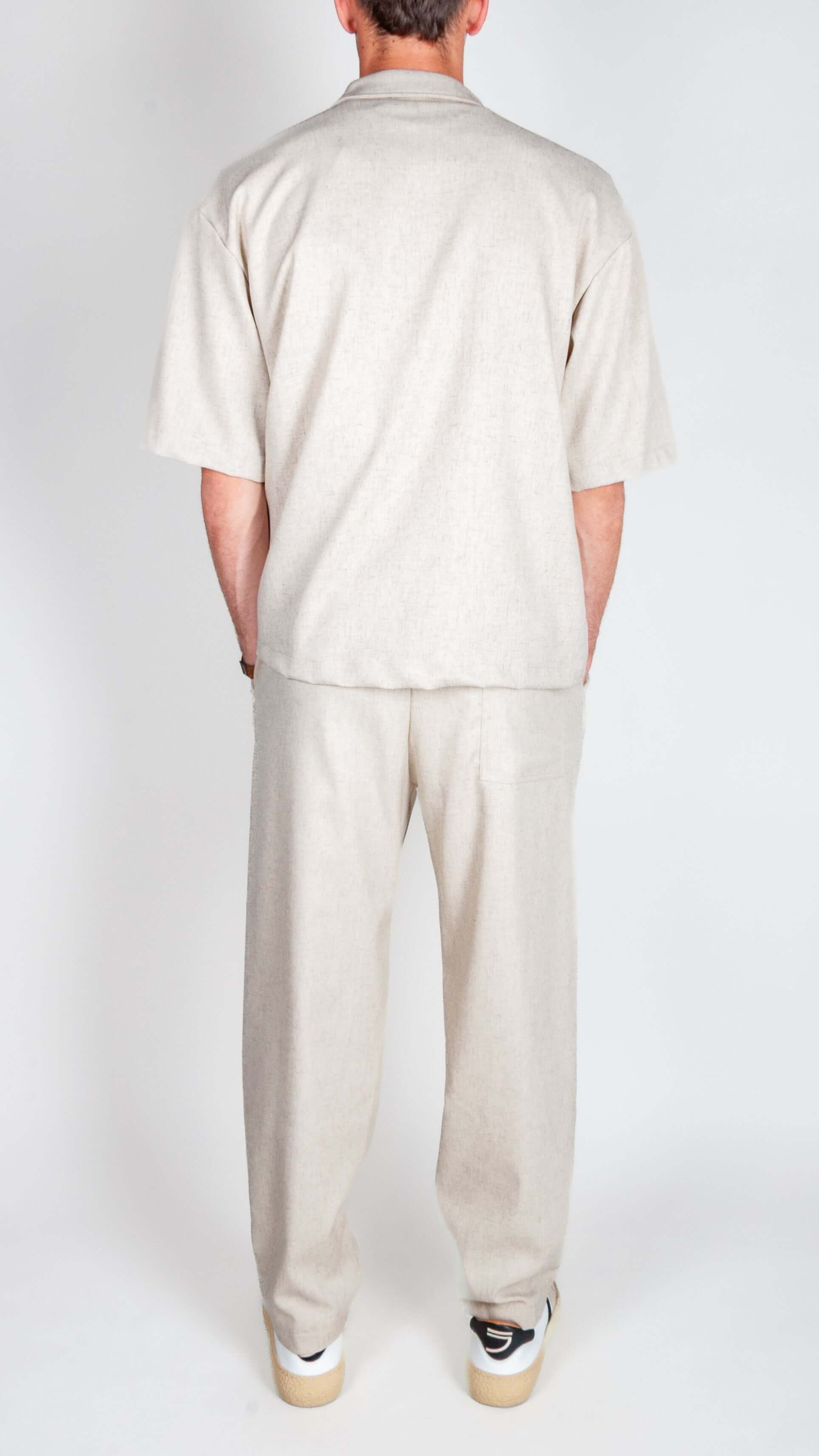 Completo Imperial misto lino - Beige, back view of a man wearing a stylish beige linen suit.