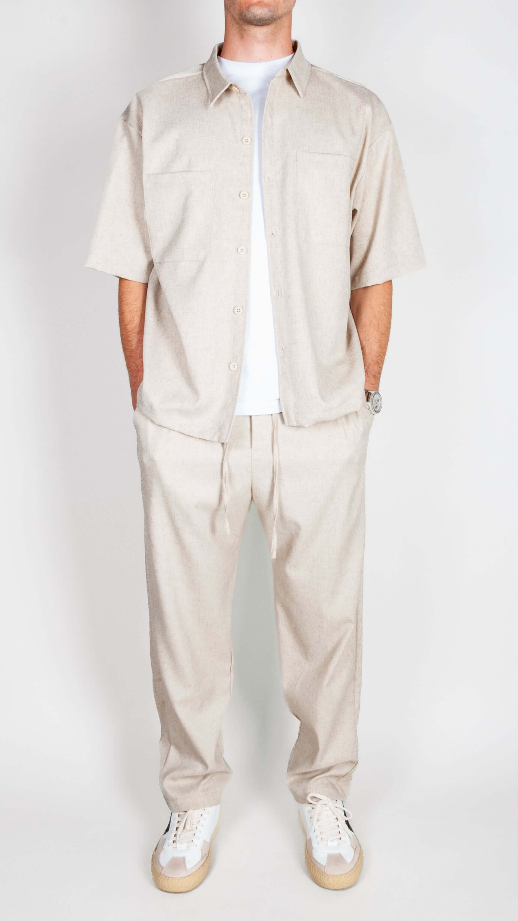 Completo Imperial misto lino in beige displayed by a model, showcasing a stylish and comfortable outfit.
