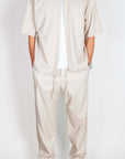 Completo Imperial misto lino in beige displayed by a model, showcasing a stylish and comfortable outfit.