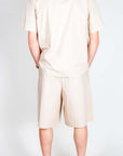 Completo popeline beige elegante visto da dietro, perfetto per occasioni formali e casual.