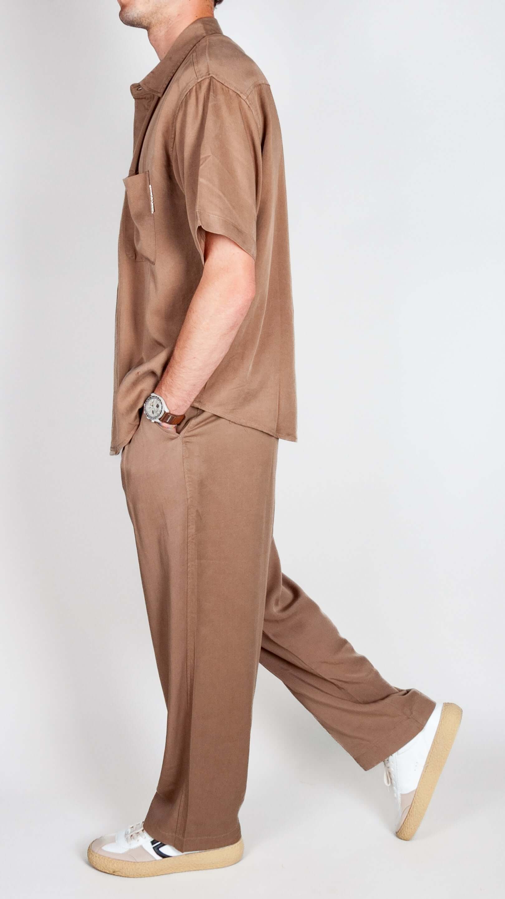Completo in Lyocell Double Label Cammello displayed on a model, showcasing a stylish and comfortable outfit.