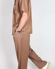 Completo in Lyocell Double Label Cammello displayed on a model, showcasing a stylish and comfortable outfit.