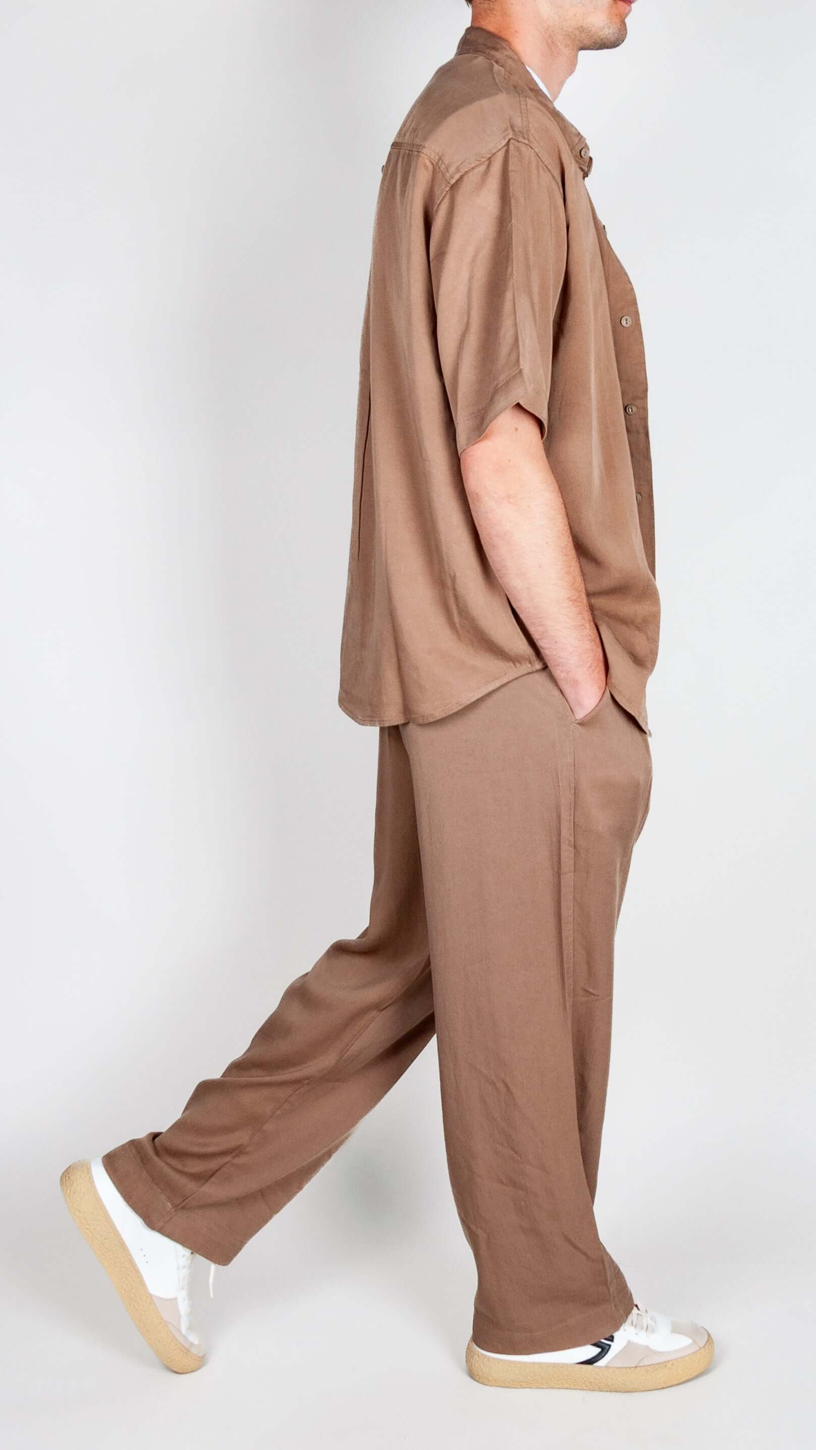 Completo in Lyocell Double Label Cammello worn by a model, showcasing a light brown outfit for casual style.