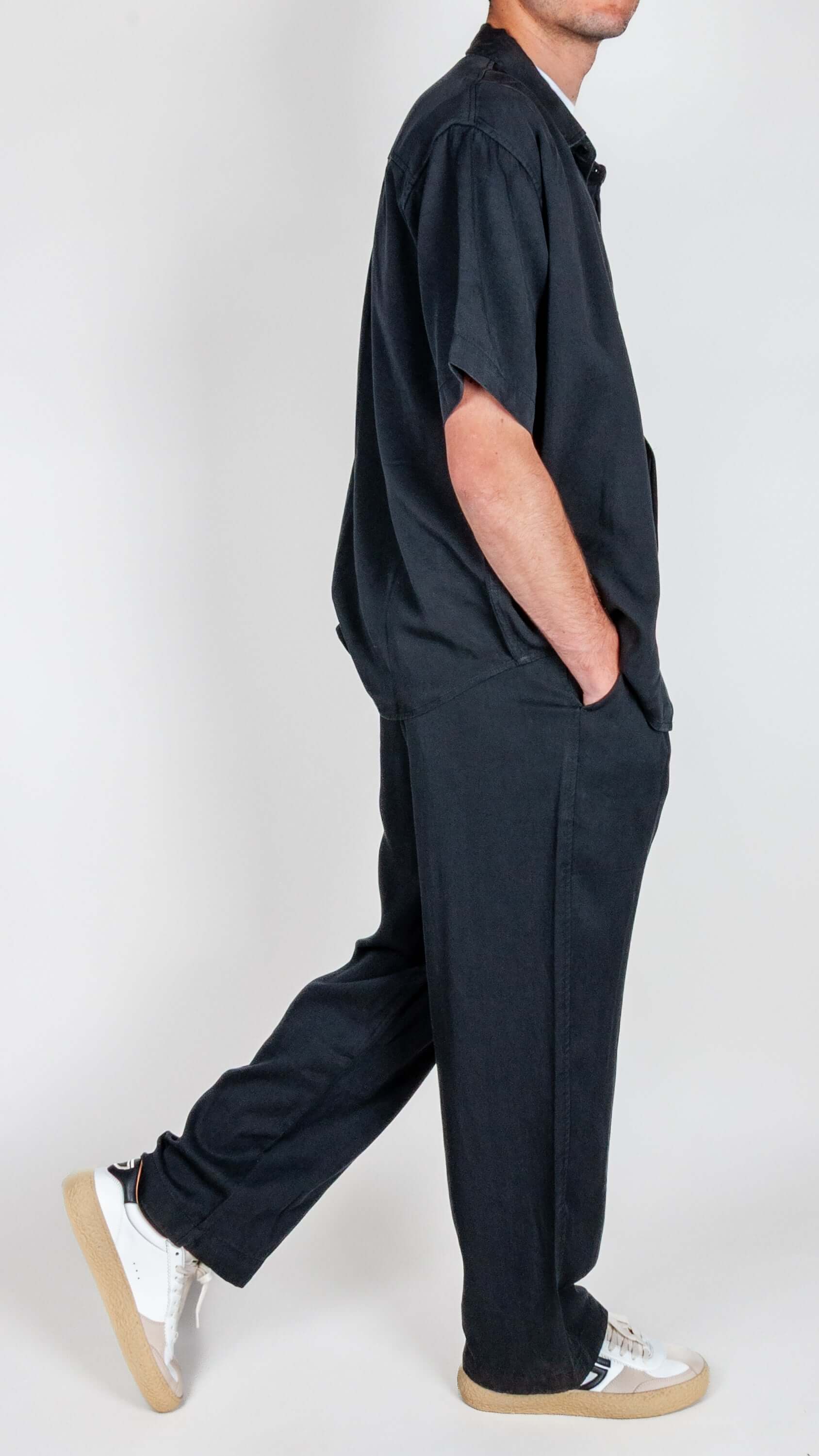 Completo in Lyocell Double Label Nero worn by a model, showcasing black fabric and relaxed style.