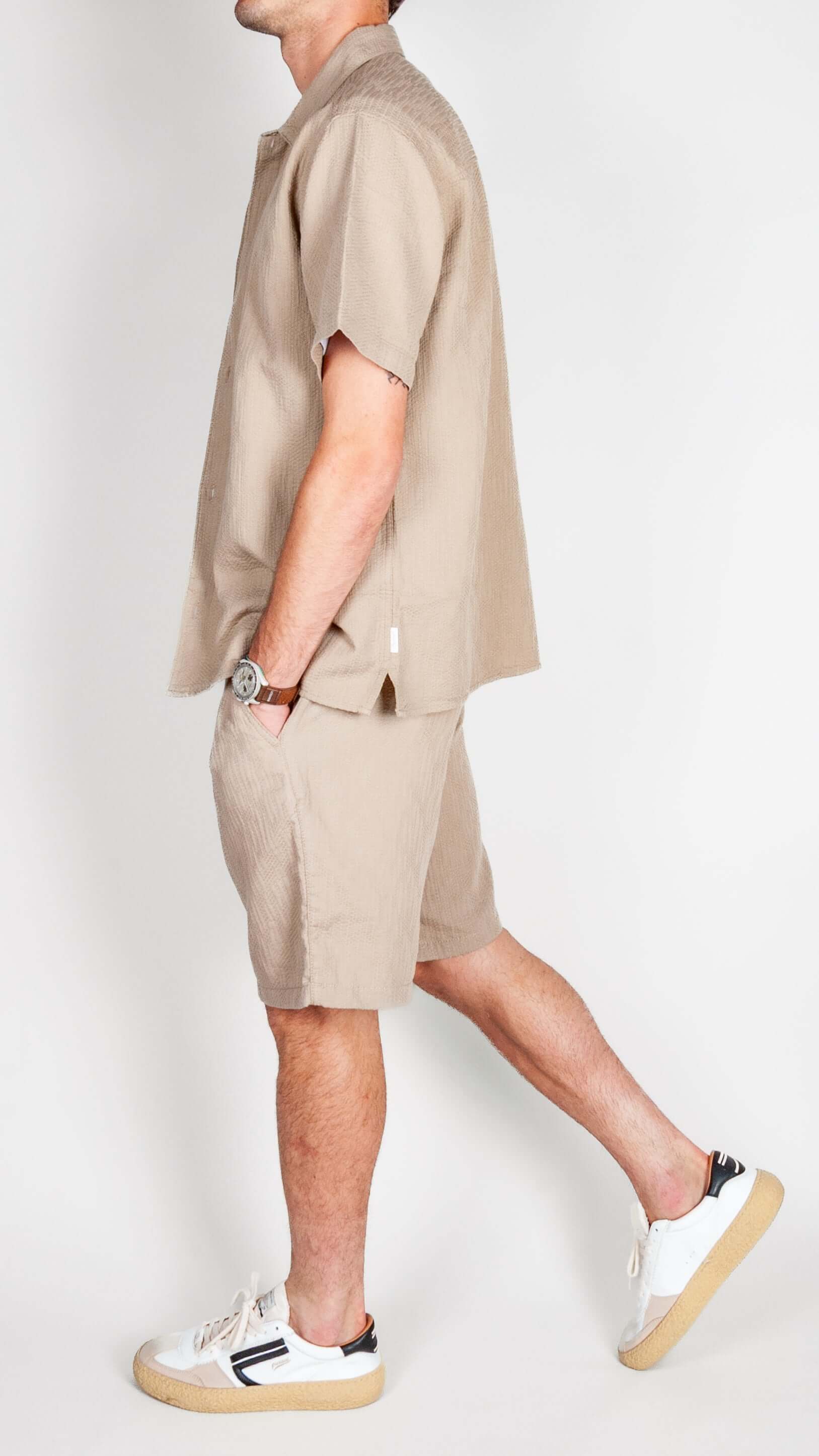 Completo lavorato Jack&amp;Jones in beige, modello estivo, uomo in shorts e camicia, stile casual.