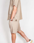 Completo lavorato Jack&Jones in beige, modello estivo, uomo in shorts e camicia, stile casual.