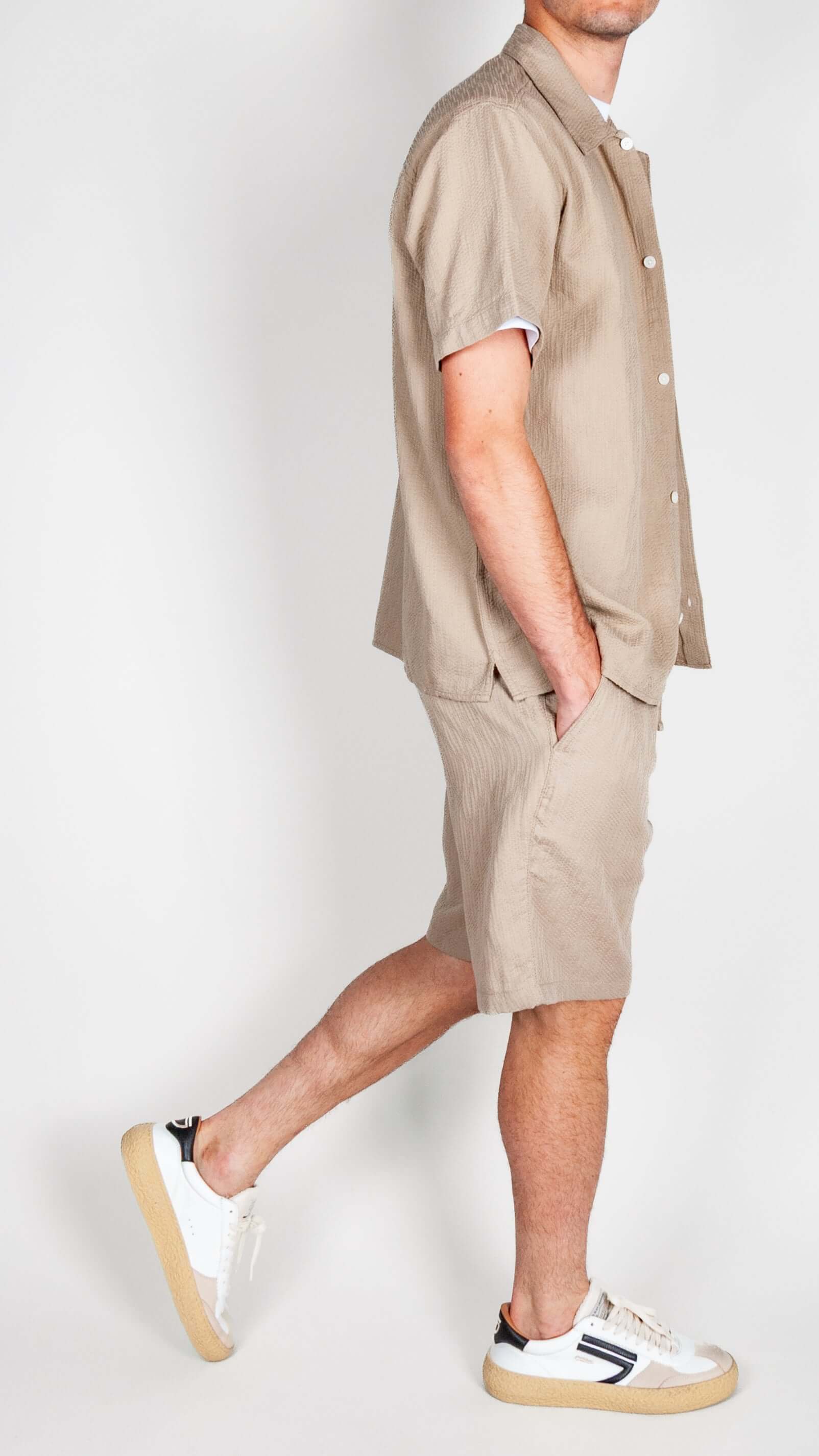 Completo lavorato Jack&amp;Jones in beige, modello casual con camicia e pantaloni corti.