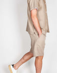 Completo lavorato Jack&Jones in beige, modello casual con camicia e pantaloni corti.