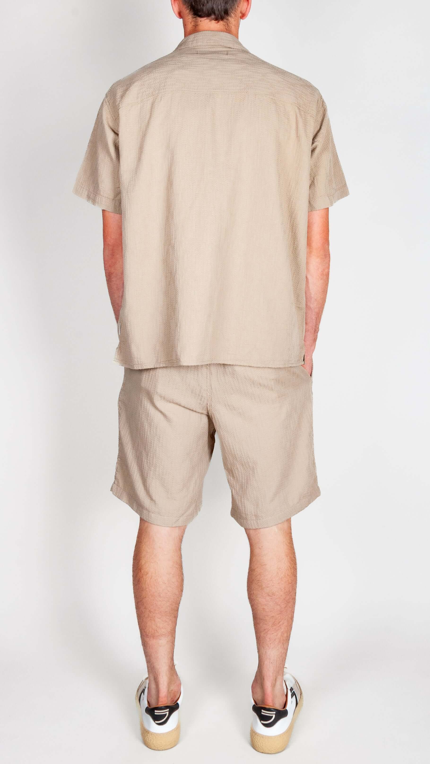 Completo lavorato Jack&amp;Jones in beige, vista posteriore su modello maschile.