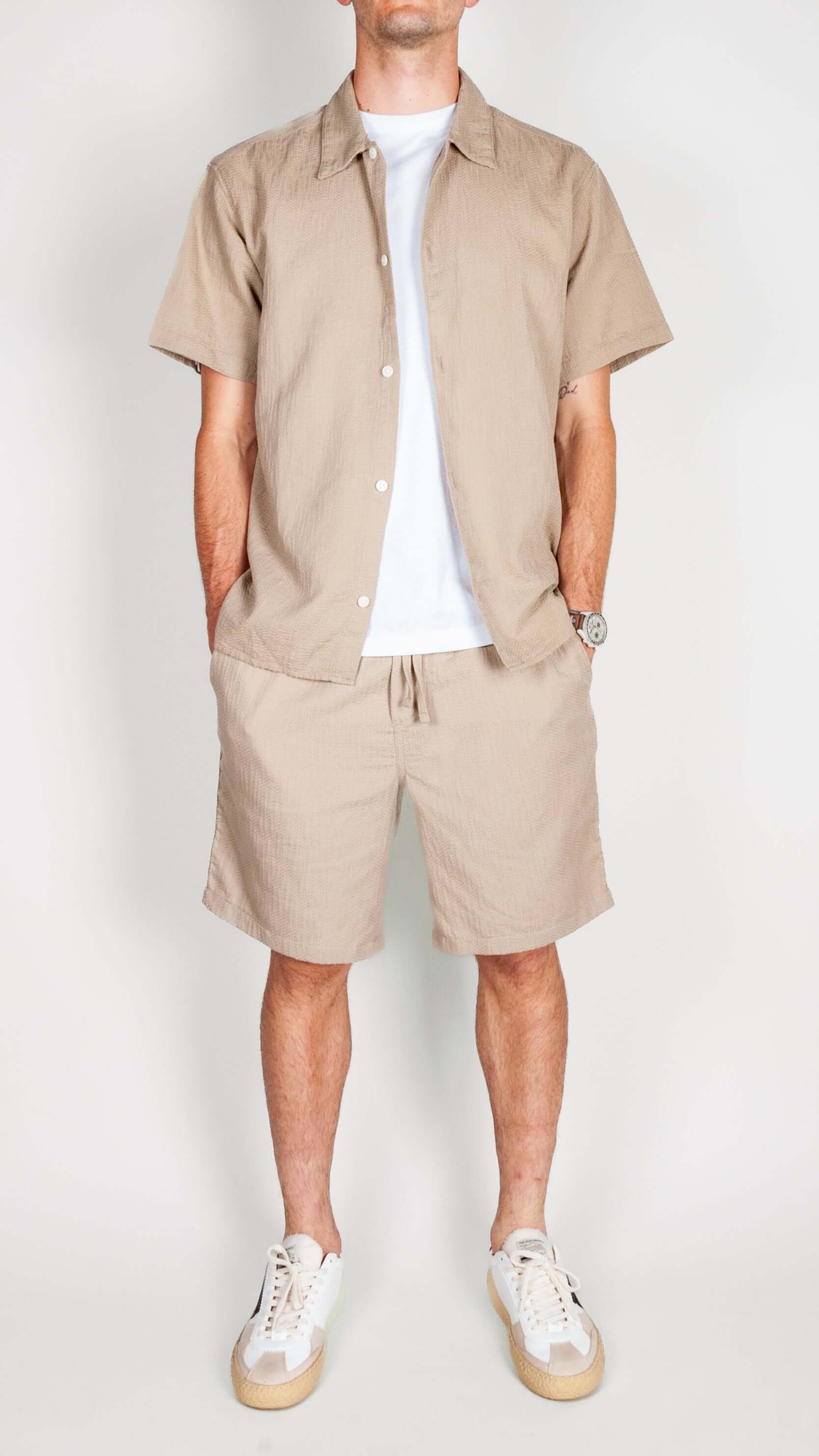 Completo lavorato Jack&amp;Jones in beige, modello estivo con camicia e pantaloni corti.
