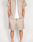 Completo lavorato Jack&Jones in beige, modello estivo con camicia e pantaloni corti.