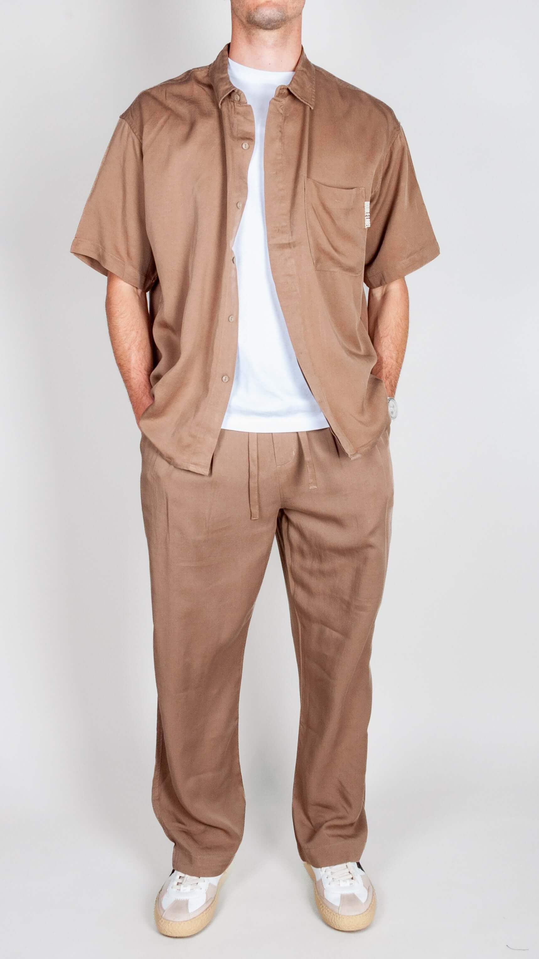 Completo in Lyocell Double Label Cammello worn by a model, showcasing a stylish brown outfit for casual wear.
