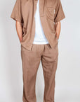 Completo in Lyocell Double Label Cammello worn by a model, showcasing a stylish brown outfit for casual wear.