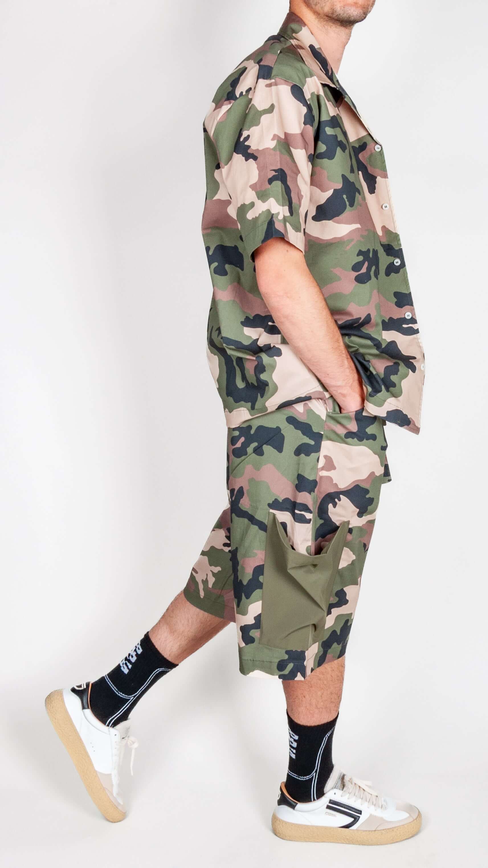 Completo Mimetico Why Not worn by a model, showcasing a stylish camouflage outfit with matching shorts.