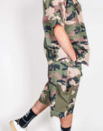 Completo Mimetico Why Not worn by a model, showcasing a stylish camouflage outfit with matching shorts.