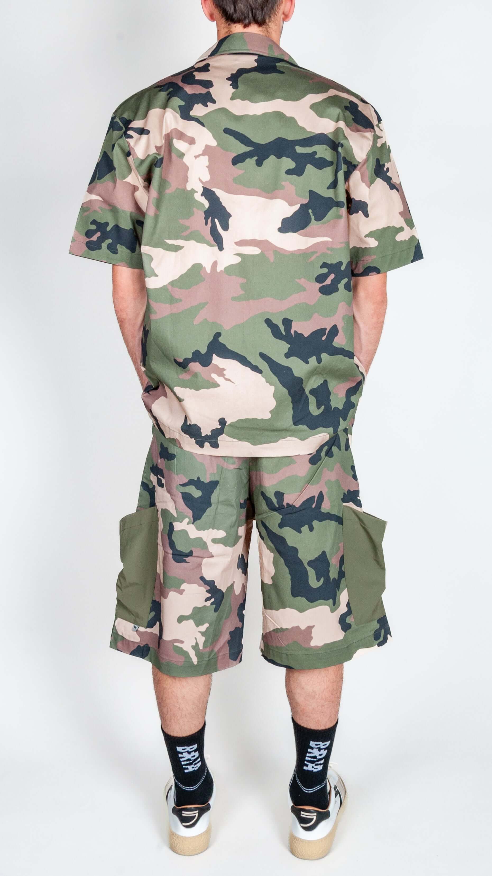 Completo Mimetico Why Not brand camouflage outfit seen from the back with shorts and short-sleeve shirt.