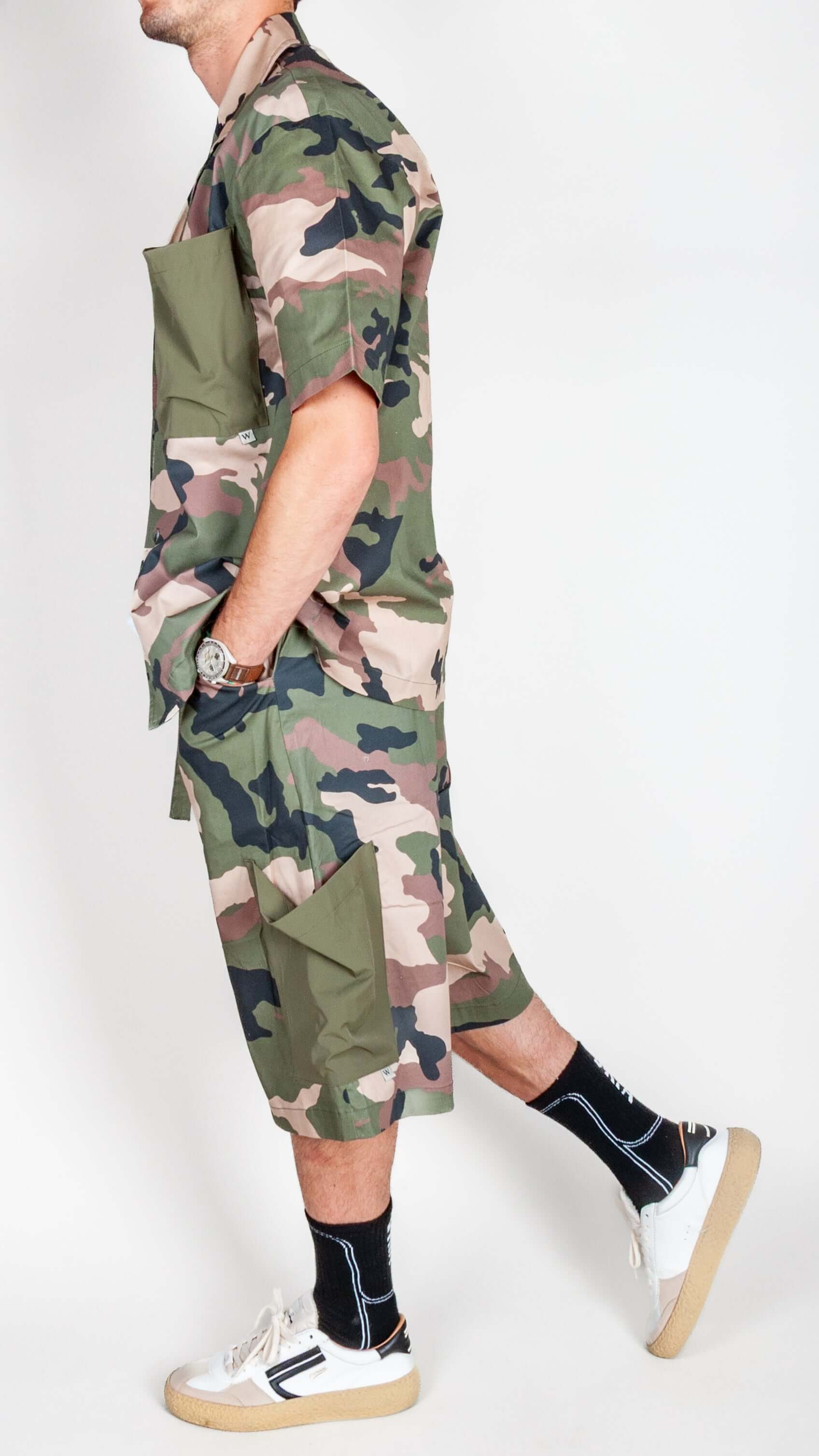 Completo Mimetico Why Not worn by a model, showcasing a stylish camo design and relaxed fit in casual wear.
