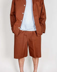 Completo Popeline con bermuda Imperial en tonalidad moro, exhibido por modelo masculino.