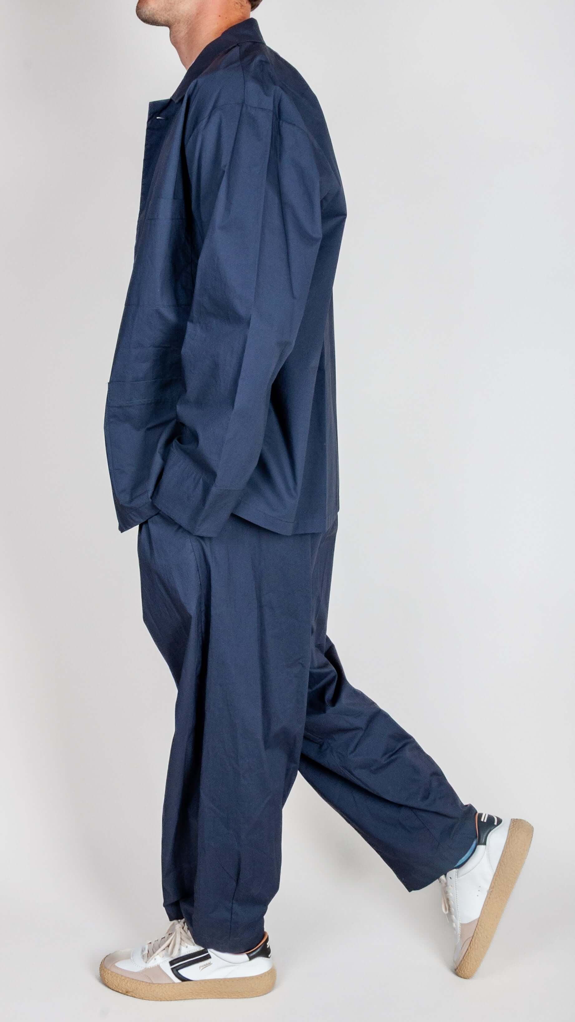 Completo Popeline Imperial - Blu shown on a model, featuring a stylish dark blue ensemble.