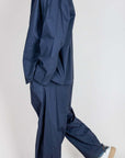 Completo Popeline Imperial - Blu shown on a model, featuring a stylish dark blue ensemble.