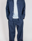 Model wearing Completo Popeline Imperial - Blu set, featuring a dark blue shirt and matching pants.