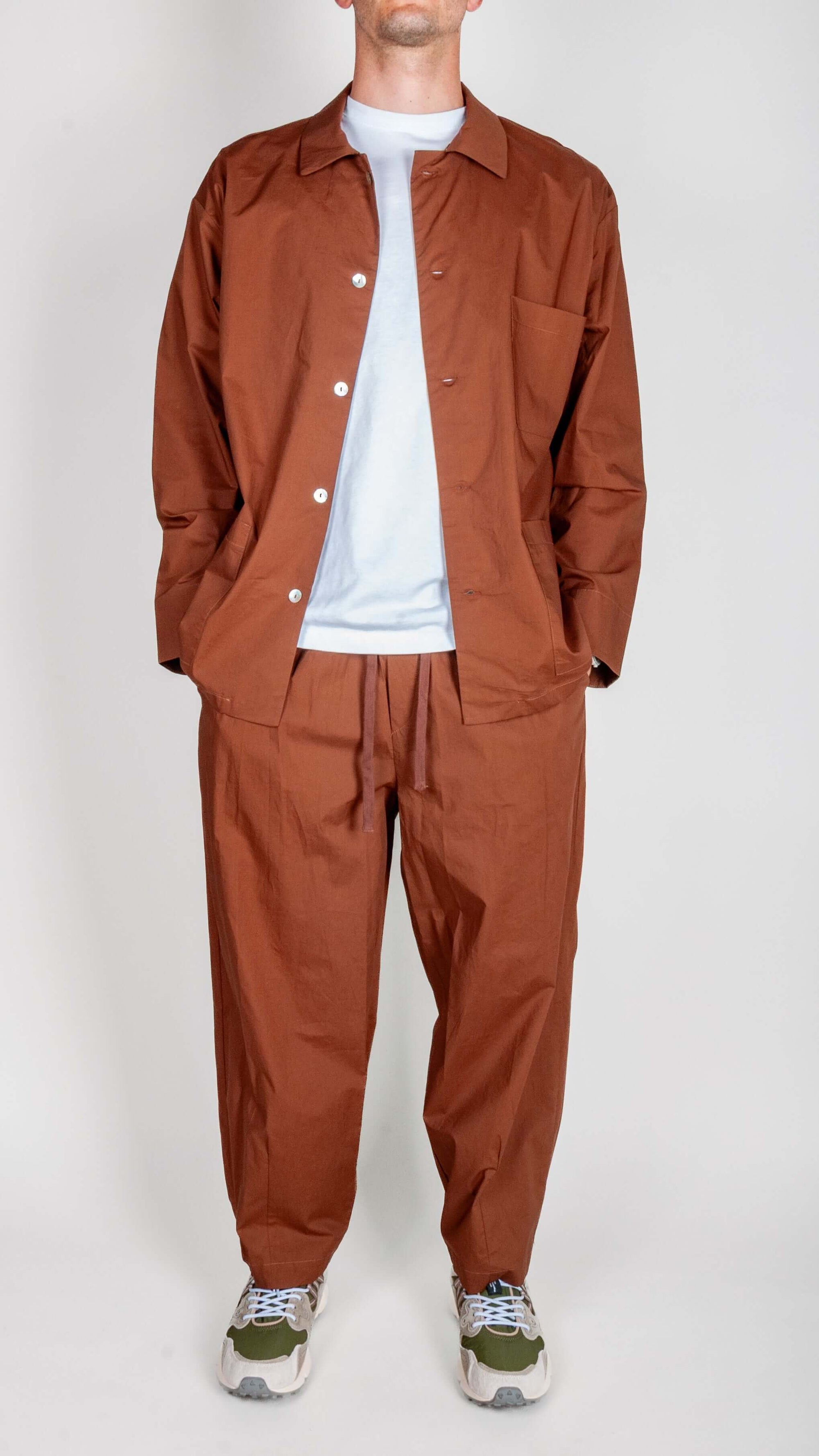 Completo Popeline Imperial - Moro displayed on a model wearing brown popeline shirt and pants.