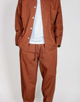 Completo Popeline Imperial - Moro displayed on a model wearing brown popeline shirt and pants.