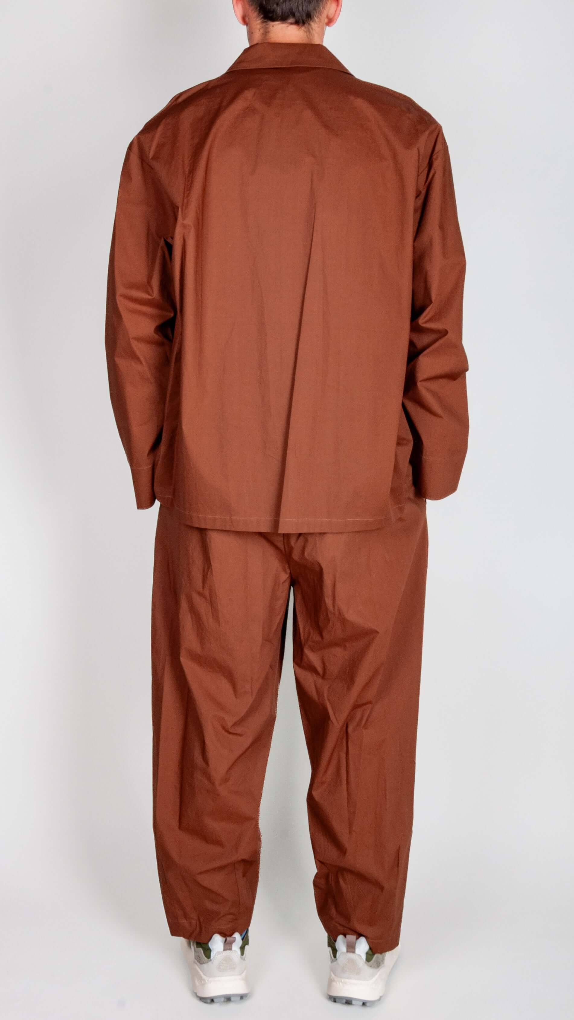 Completo Popeline Imperial - Moro shown from the back, featuring a brown jacket and pants.