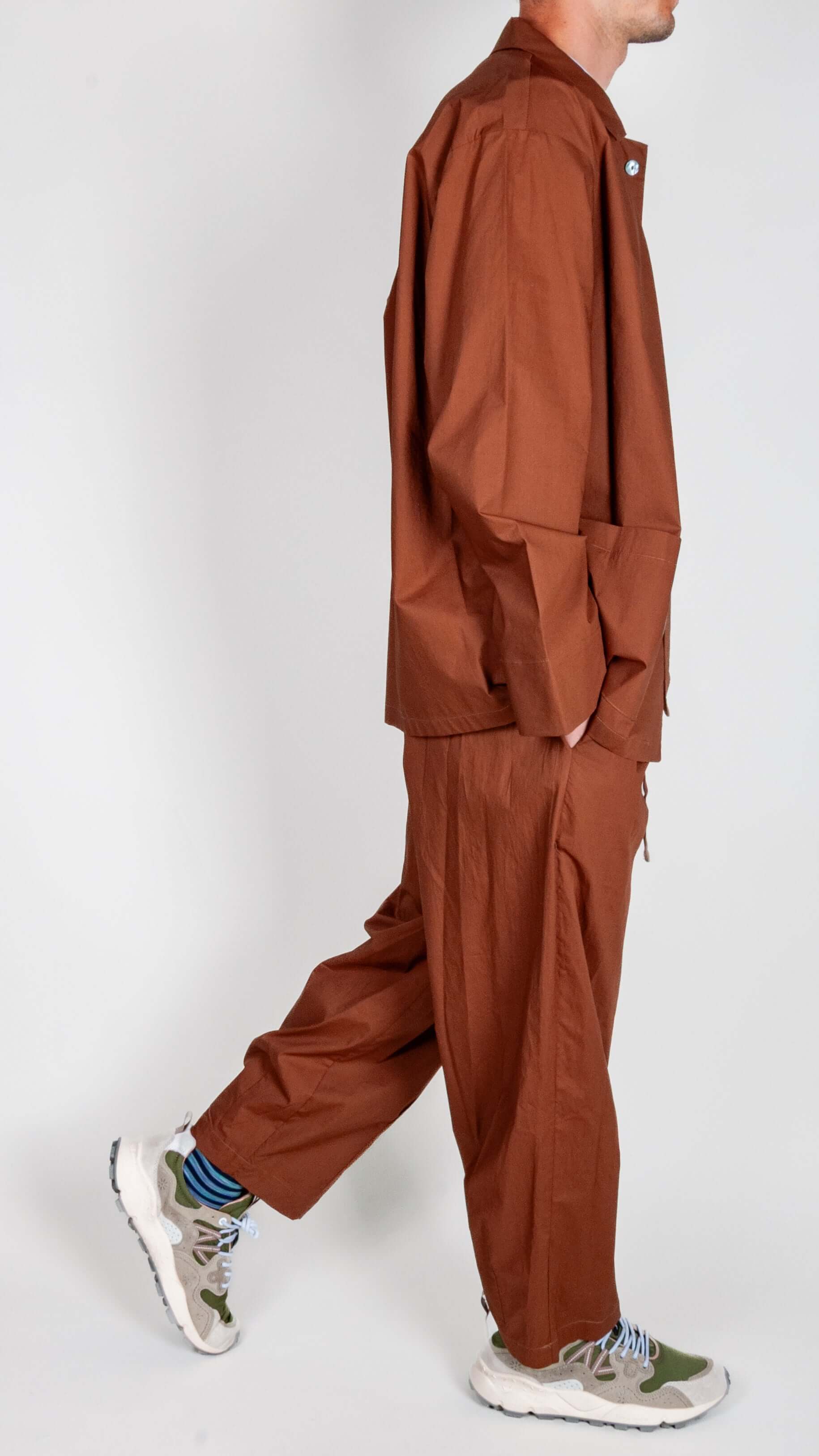 Completo Popeline Imperial - Moro in brown worn by a model, showcasing the stylish outfit.
