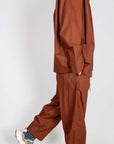 Completo Popeline Imperial - Moro in brown worn by a model, showcasing the stylish outfit.